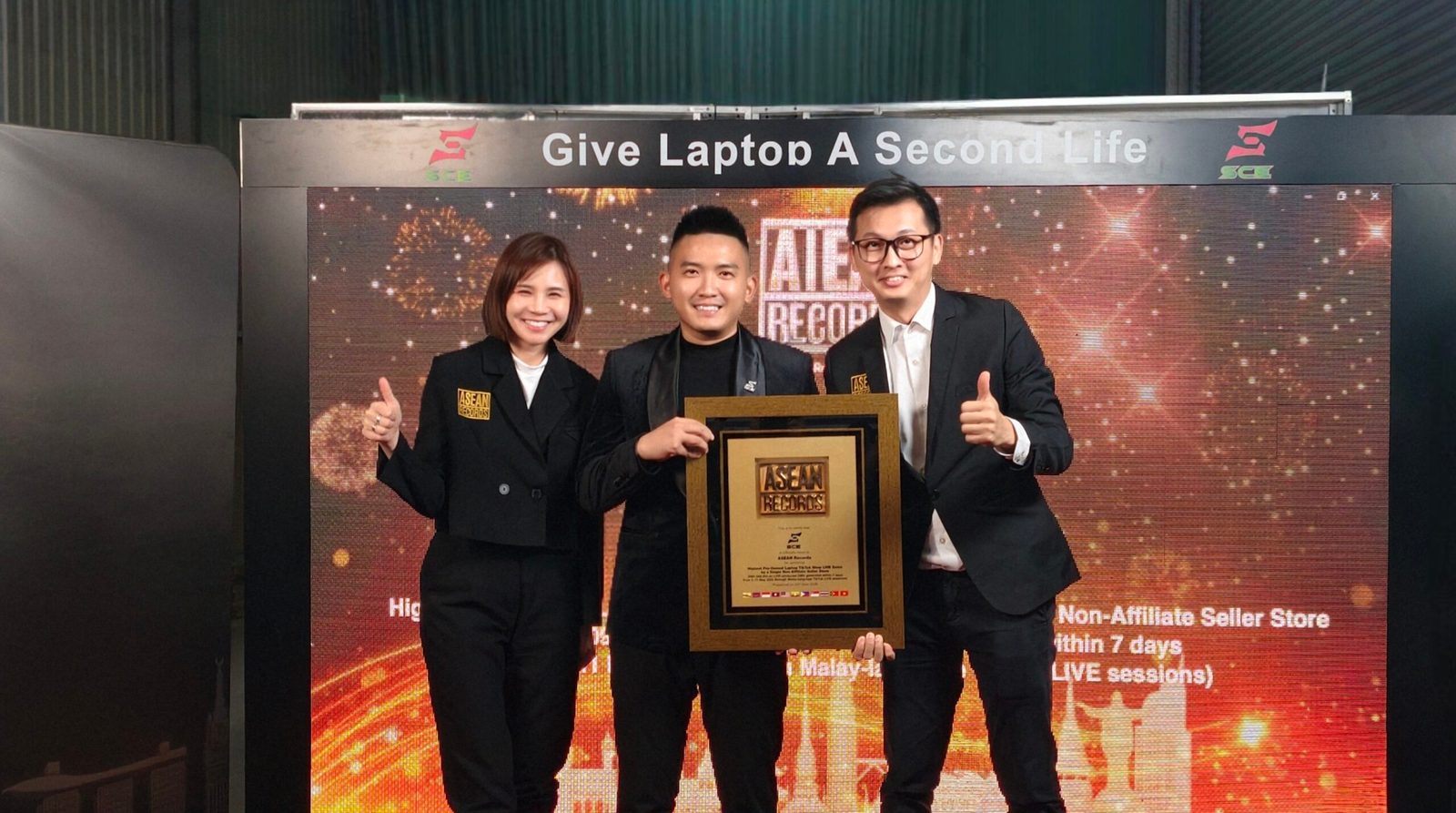 Founder Ivan Khong receiving SCE Distributor's ASEAN Records plaque from ASEAN Records officials