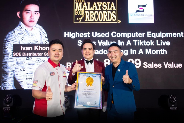 Ivan Khong receiving SCE Distributor's Malaysia Book of Records certificate on stage